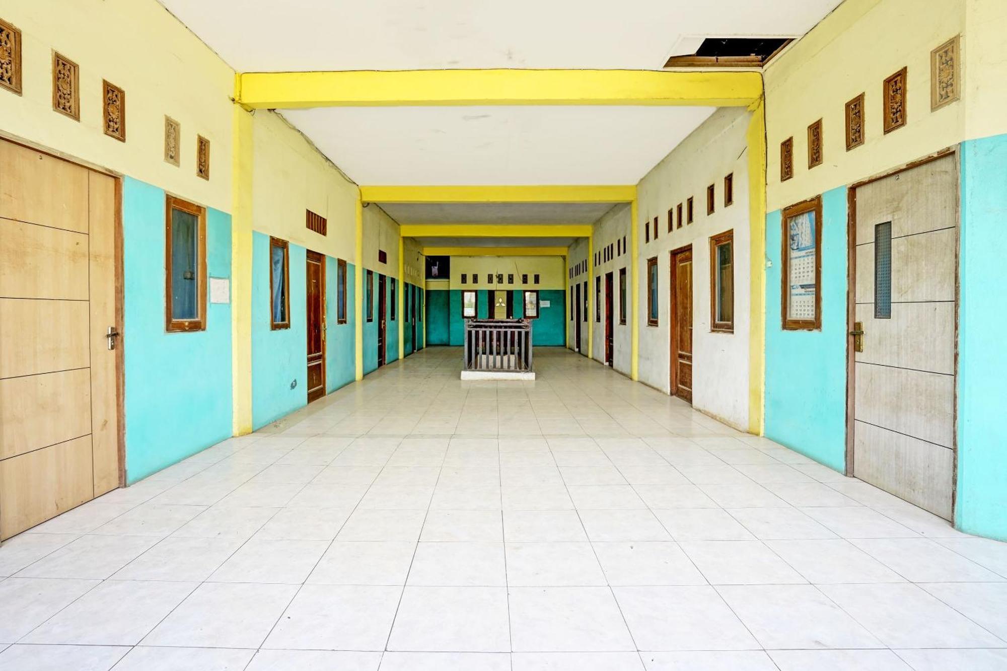 Oyo Life 93037 Nova Jaya Homestay Syariah Lamongan エクステリア 写真