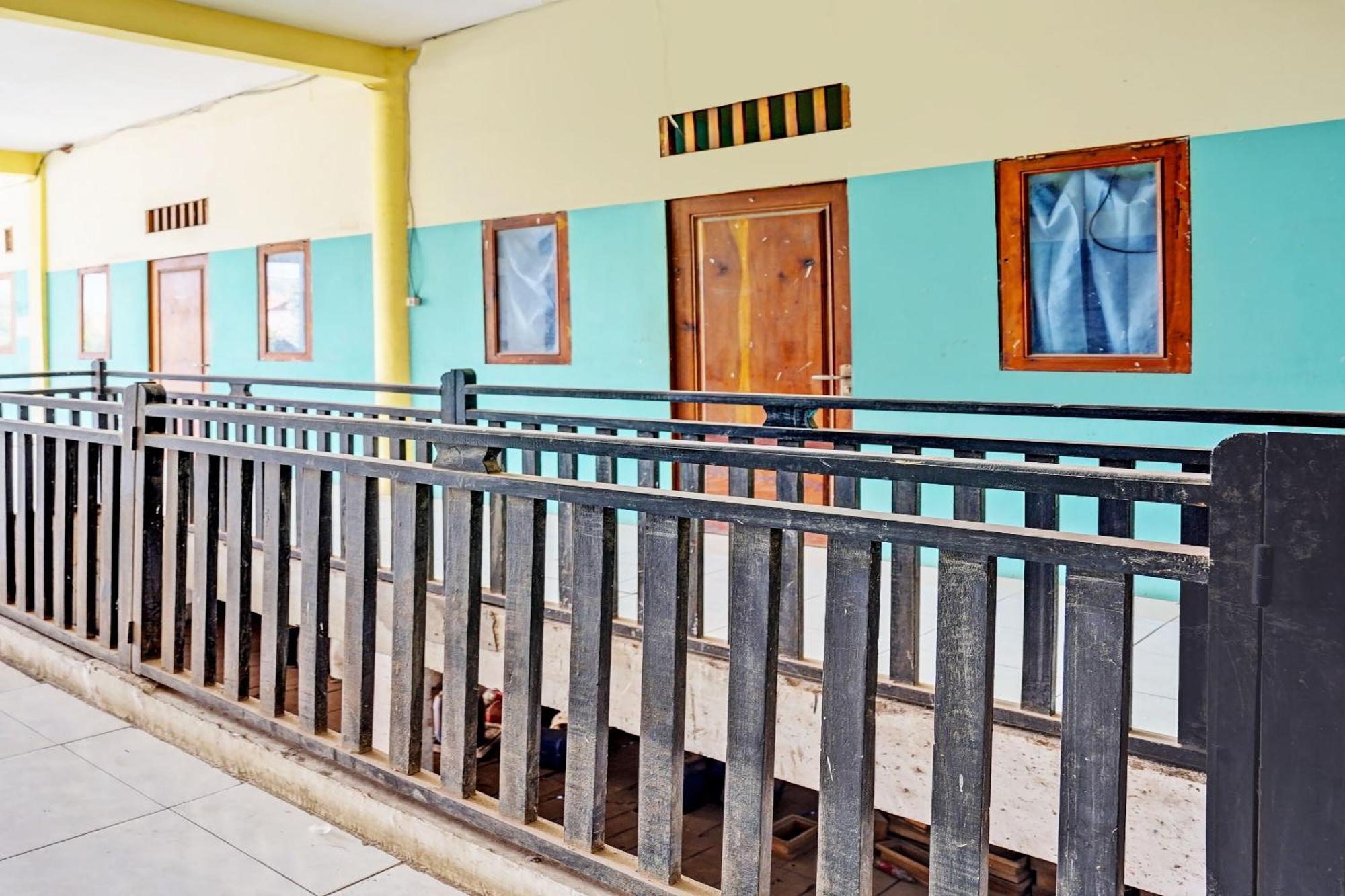 Oyo Life 93037 Nova Jaya Homestay Syariah Lamongan エクステリア 写真