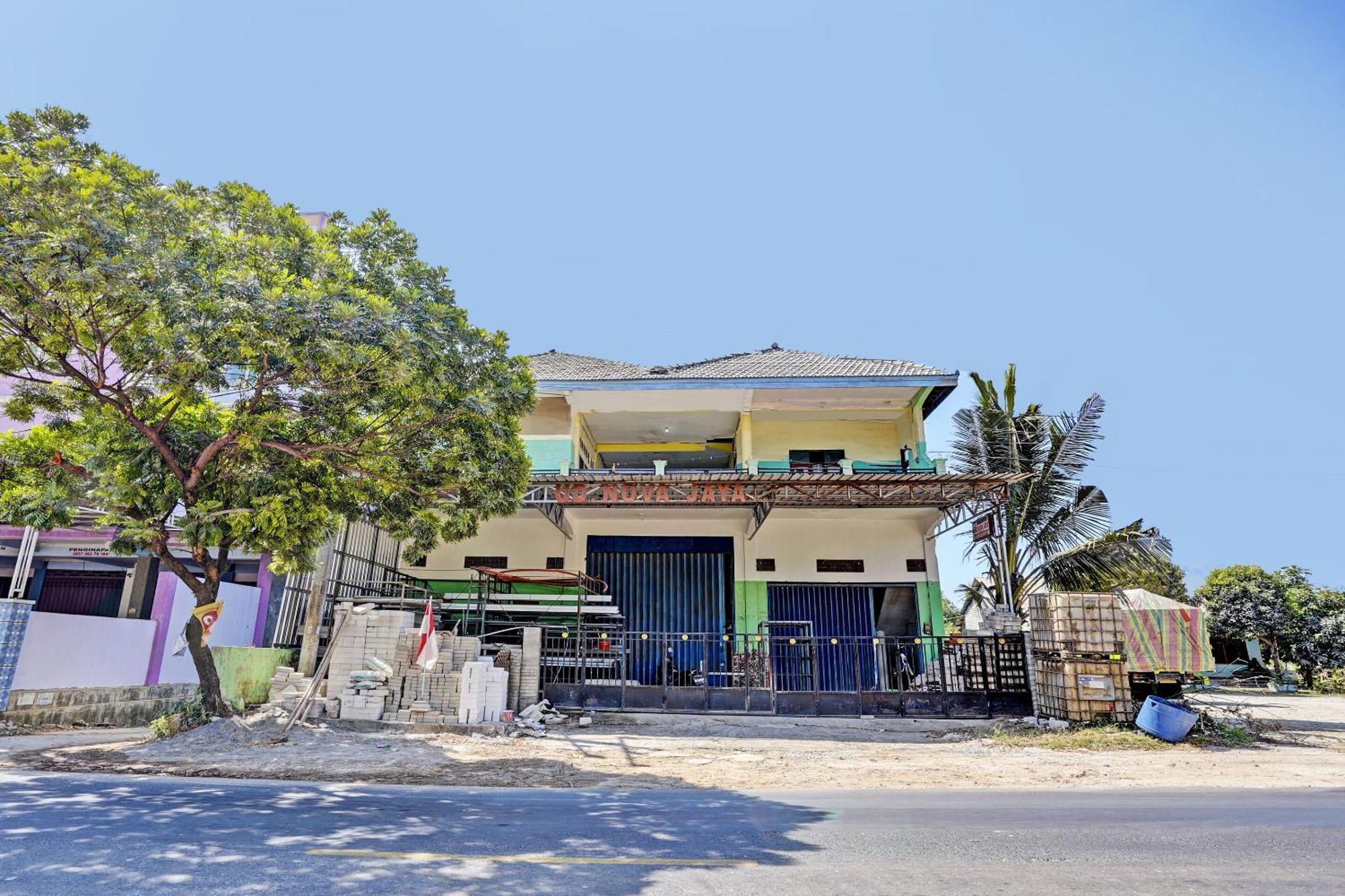 Oyo Life 93037 Nova Jaya Homestay Syariah Lamongan エクステリア 写真